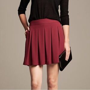 Banana republic burgundy pleated skirt ❤️ 2 tall.
